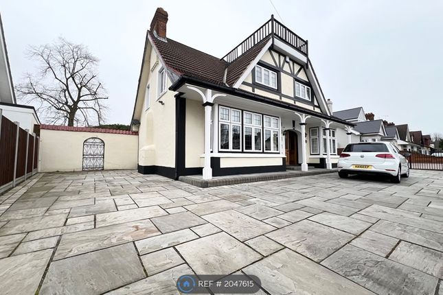Bungalow to rent in Curtis Road, Hornchurch