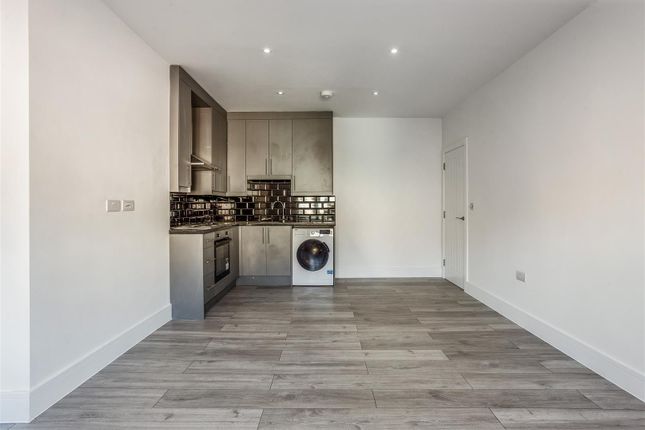 Flat 3, 15, High Street, Reigate photo 3