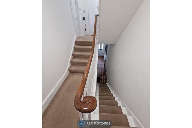 Flat, London photo 2