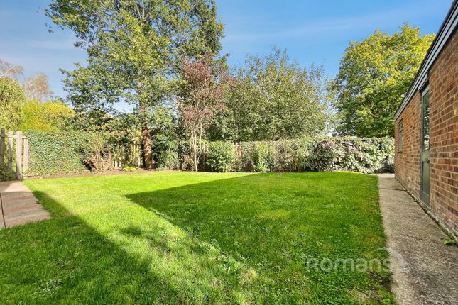 10, Badshot Park, Farnham photo 4