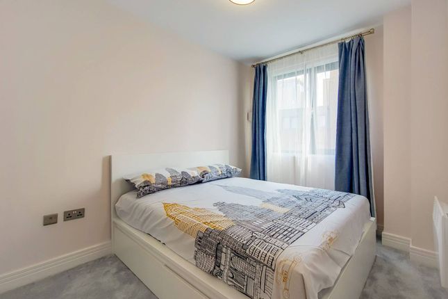 Flat to rent in Mansell Street, City, London