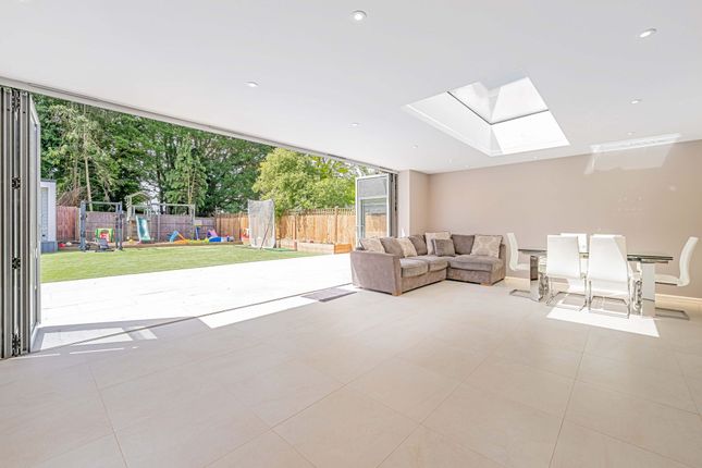 8 Devitt Close, Ashtead photo 3