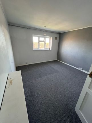 Thumbnail Flat to rent in The Crestway, Brighton