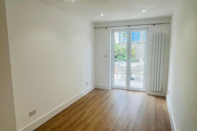 33 Maple Grove, London photo 5