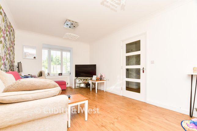 8, Donald Gardens, Hookwood photo 4