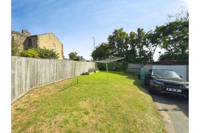 1, Manor Close, Yeadon, Leeds photo 4