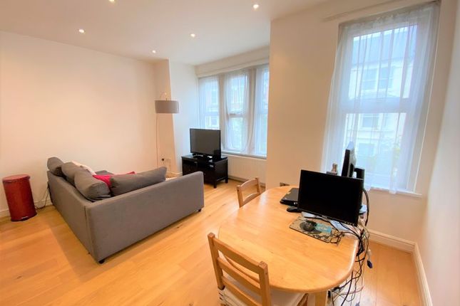 Flat to rent in Prideaux Road, Clapham North