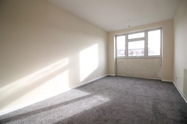 Flat to rent in Eden Close, Langley, Slough