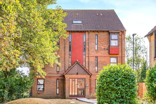 Studio flat on 3, Pilgrims Close, Palmers Green, £90,000