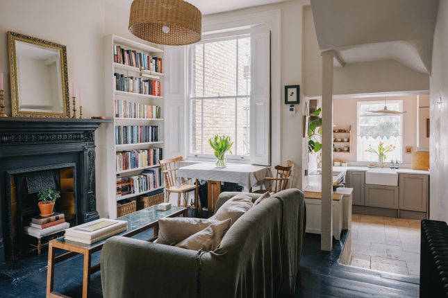 Flat for sale in Brookfield Road, London