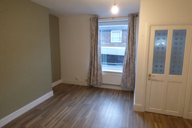 Town house to rent in High Street, Binbrook