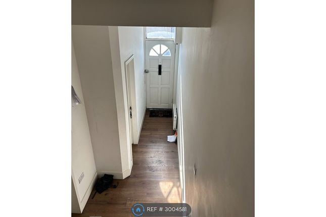 Room   Queenstown Road, London photo 4