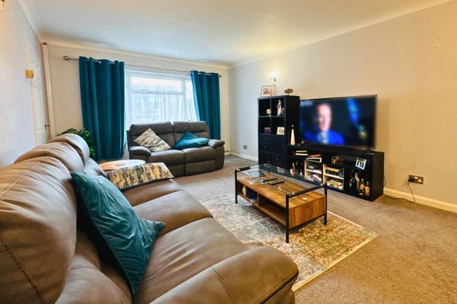 16, Applefield, Crawley photo 3