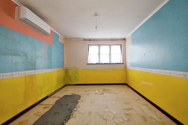 5, Lambert Court, Romford photo 4