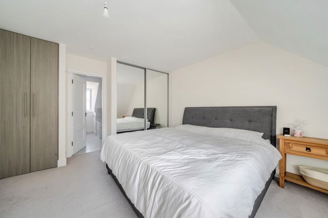 11, Holt Close, Ottershaw photo 4
