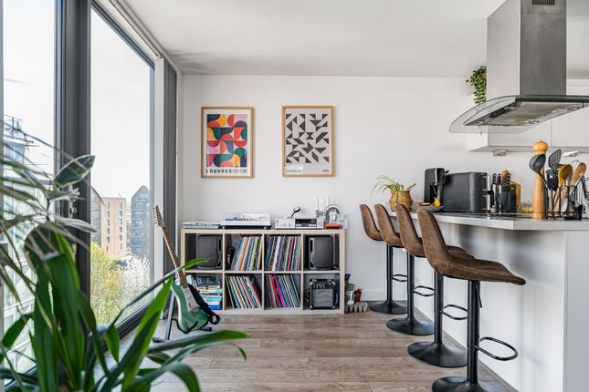 Flat 63, Kingfisher Heights, London photo 4