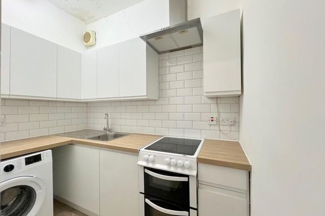 Flat to rent in Highlands Avenue, Acton