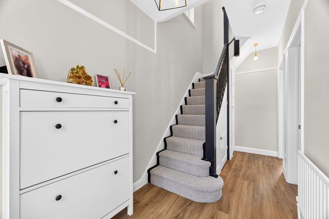 90 Highdown, Worcester Park photo 2