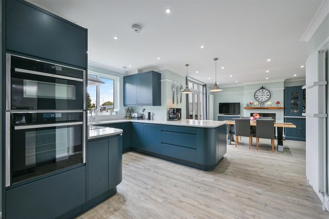 4, Upper Pines, Banstead photo 2