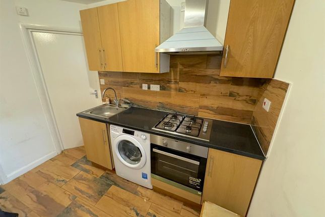 Flat to rent in Catherine Gardens, Hounslow