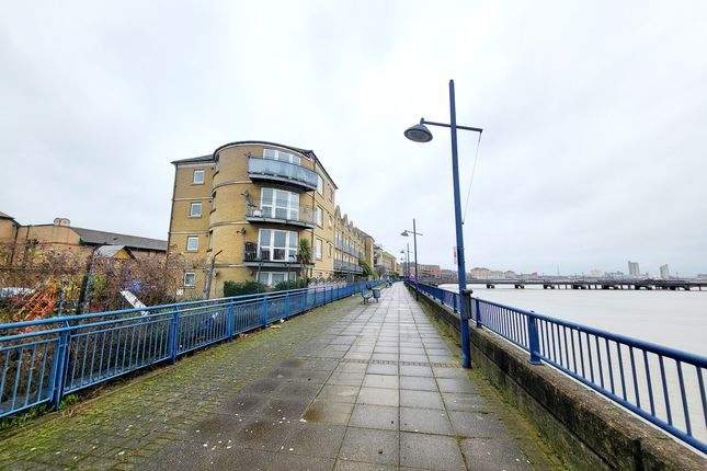 Flat for sale in Wharfside Close, Erith, Kent