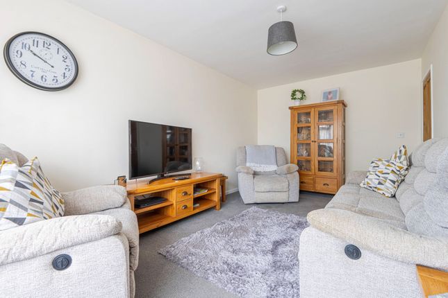 25 Meadow Way, Lowestoft photo 3