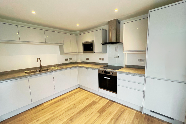 Thumbnail Flat for sale in Bath Road, Reading