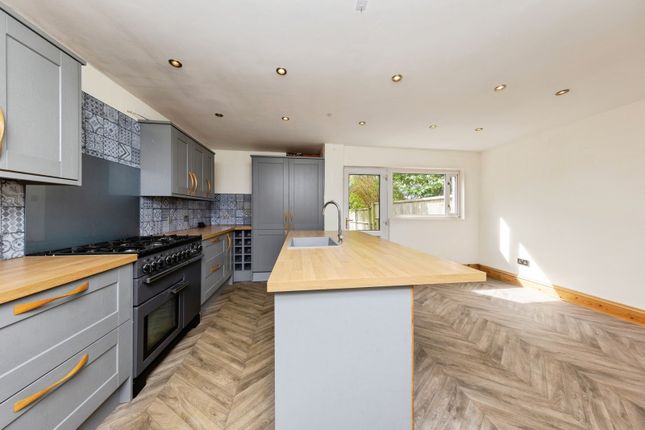 24, Causeway Street, Carmarthenshire photo 2
