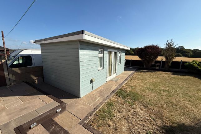 52 Thames Crescent, Stanford-Le-Hope photo 4