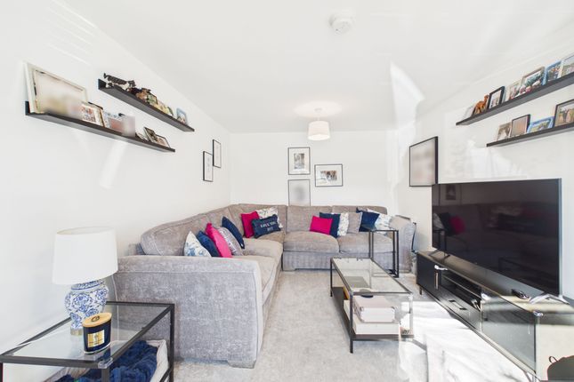4 Skylark Gardens, Glasgow photo 2