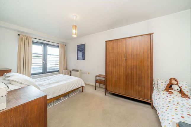 Flat 14, 5, Mackintosh Lane, London photo 2