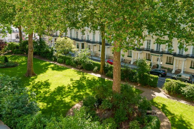Flat to rent in Princes Square, London