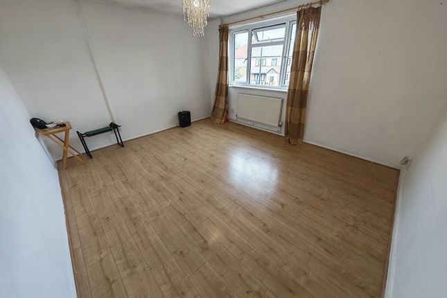 15a, Hughenden Gardens, Northolt photo 2