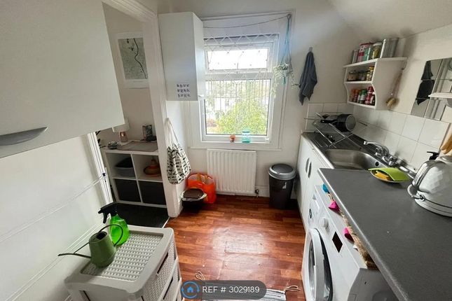 Robinson Road, Colliers Wood, London photo 5