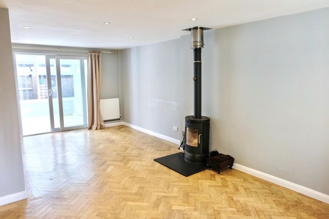 2, Willow Crescent, Melksham photo 4