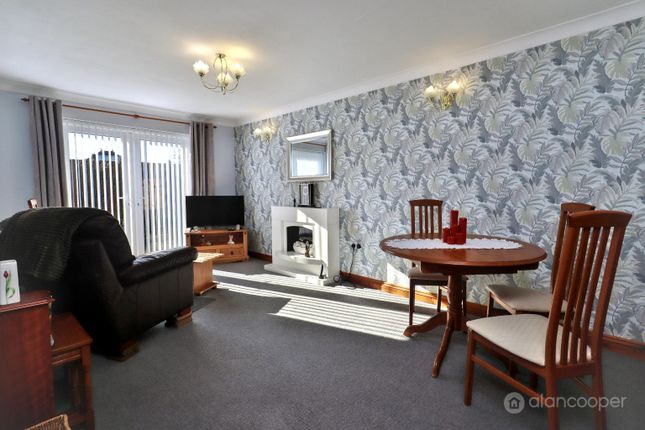 16, Arbury Garth, Nuneaton photo 2