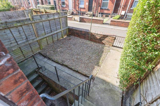 136, Ash Road, Leeds photo 4