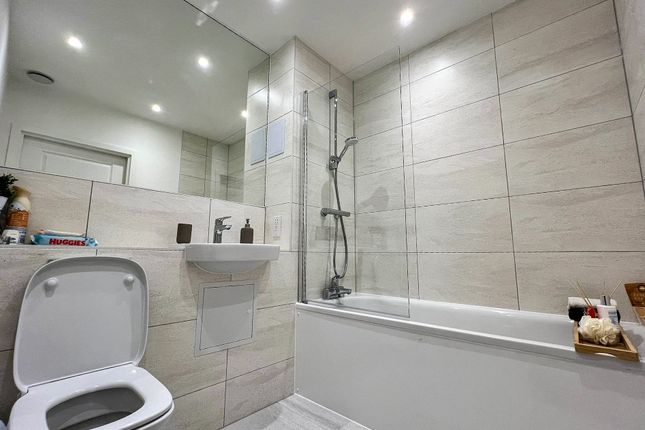 Perth Close, Northolt photo 5