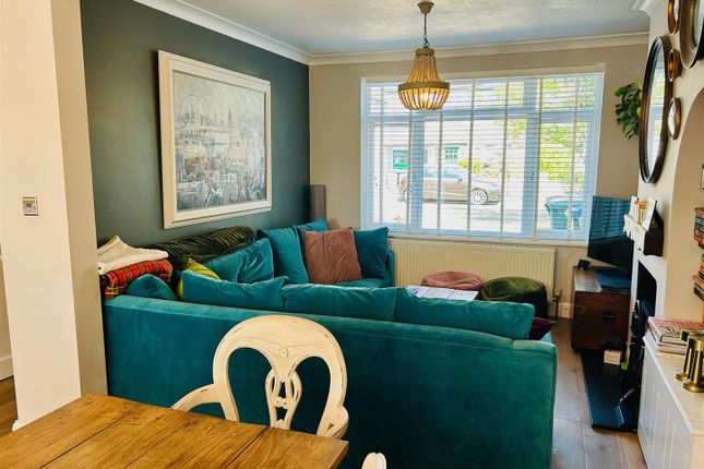 27, Balmoral Crescent, West Molesey photo 2