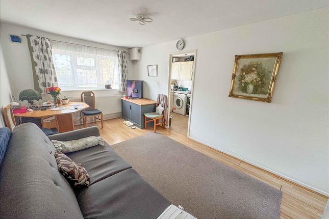 7, Dickenson Road, Hanworth photo 4
