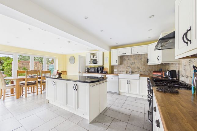 10 Icknield Close, Chinnor photo 3