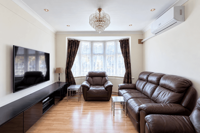 90 Cornwall Avenue, SOUTHALL photo 3