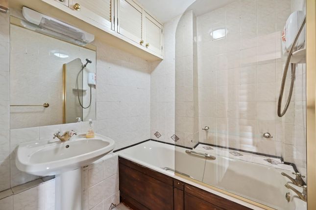 Flat 31, Gilbert Court, Green Vale, Ealing photo 4