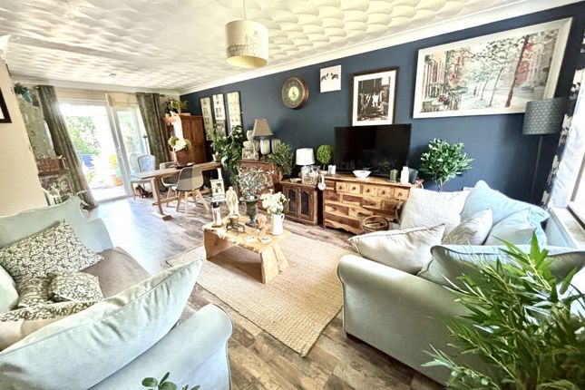 6, Laburnum Way, Somerset photo 2