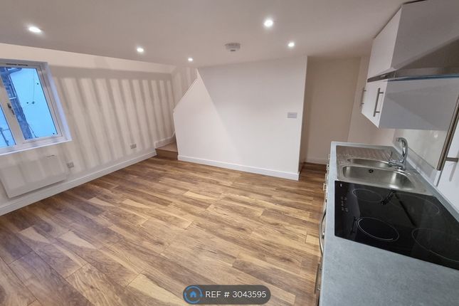 Flat, Alexandra House Duckett Mews, London photo 2