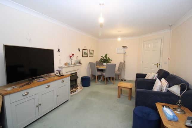 Pinetree Court, Danestrete, Stevenage photo 3
