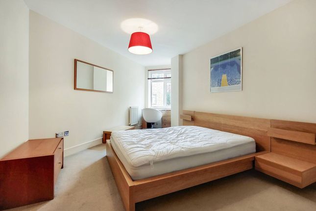 Flat to rent in Goswell Road, Clerkenwell, London