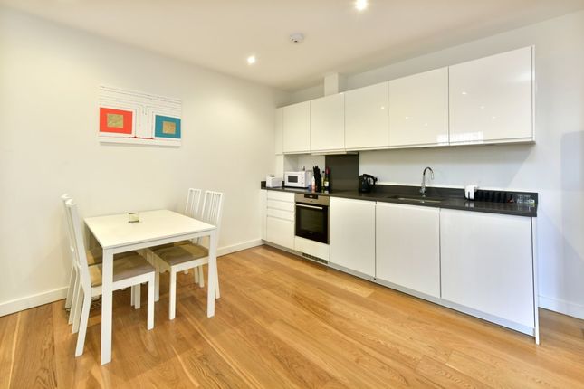 Flat 4, 5-6, Highbury Crescent, Highbury photo 3