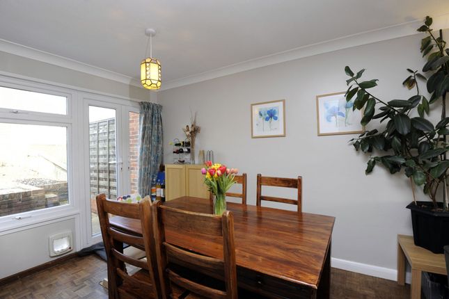 2 Manor Gardens, Godalming photo 4