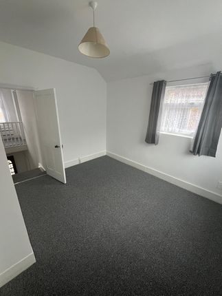 14 Imperial Road, Feltham photo 4